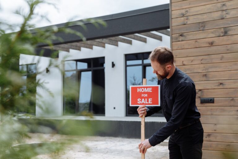 How to Read a Property Listing in Sarasota Like a Real Estate Professional