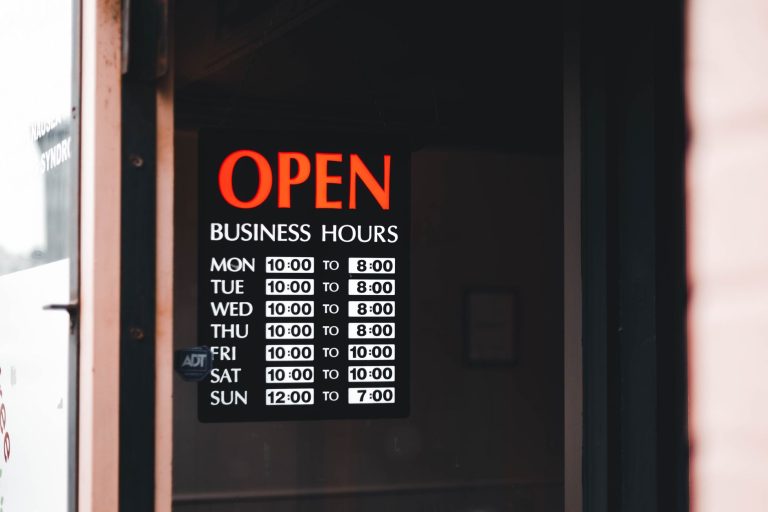 Field Service Scheduling for Handling Customer Cancellations Efficiently